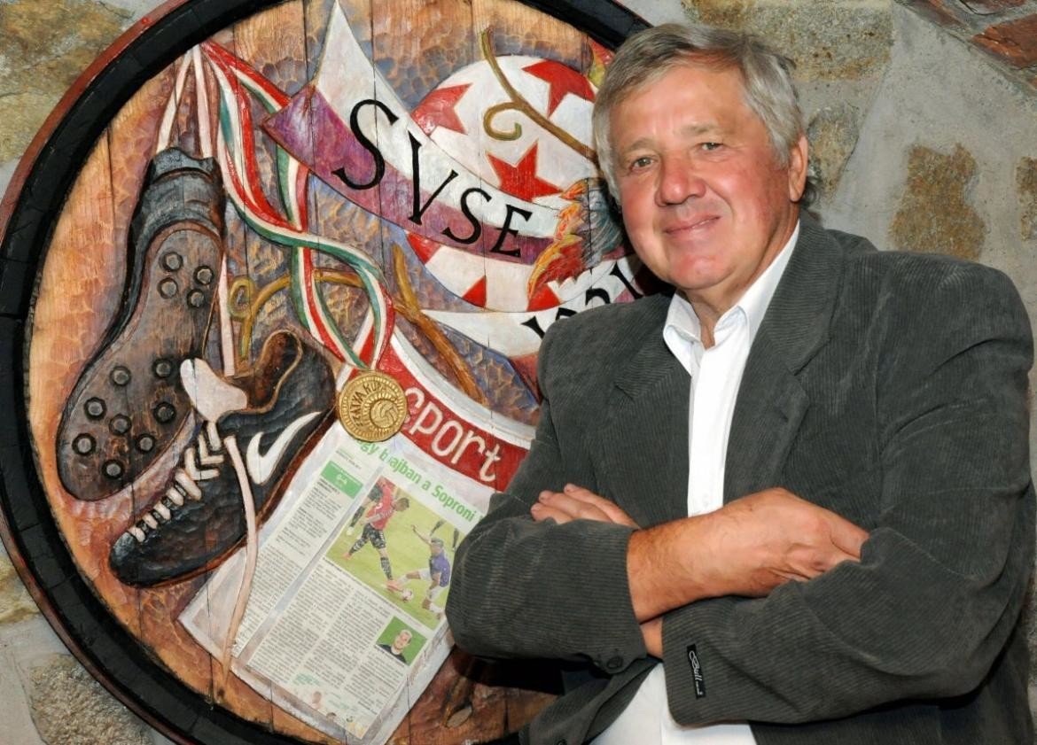 Princzes Ferenc, a borászat tulajdonosa, a pincében